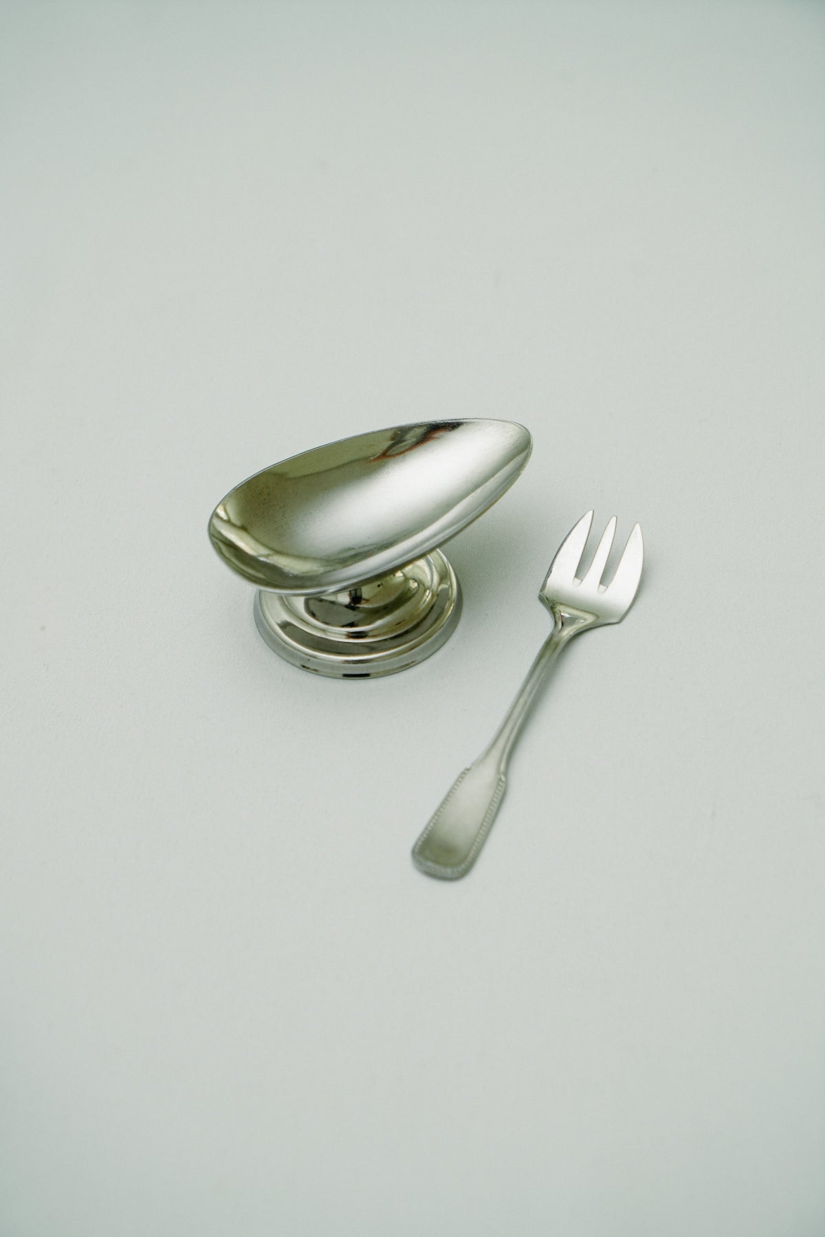 Set of 6 mini oyster shaped coupes with forks