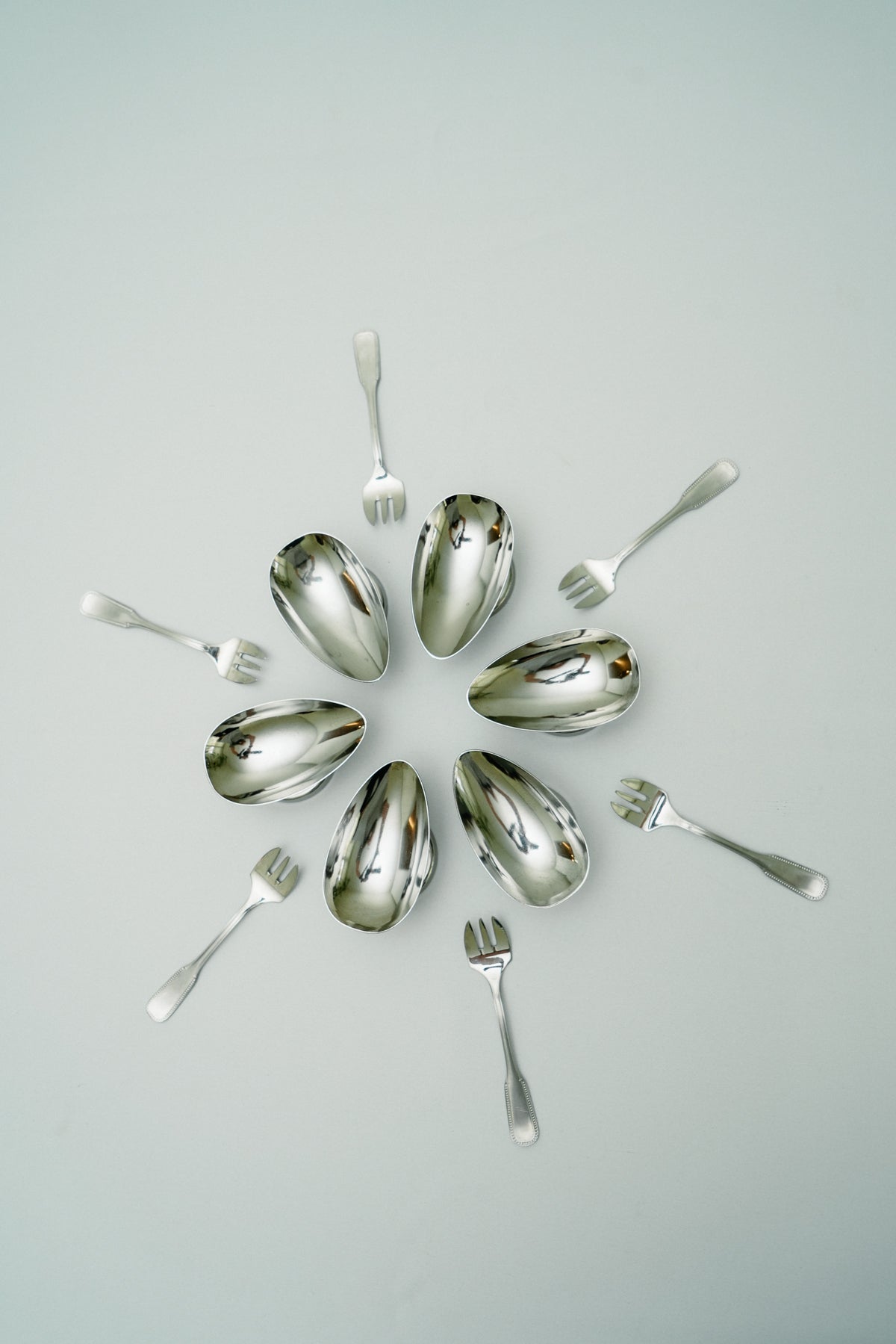 Set of 6 mini oyster shaped coupes with forks