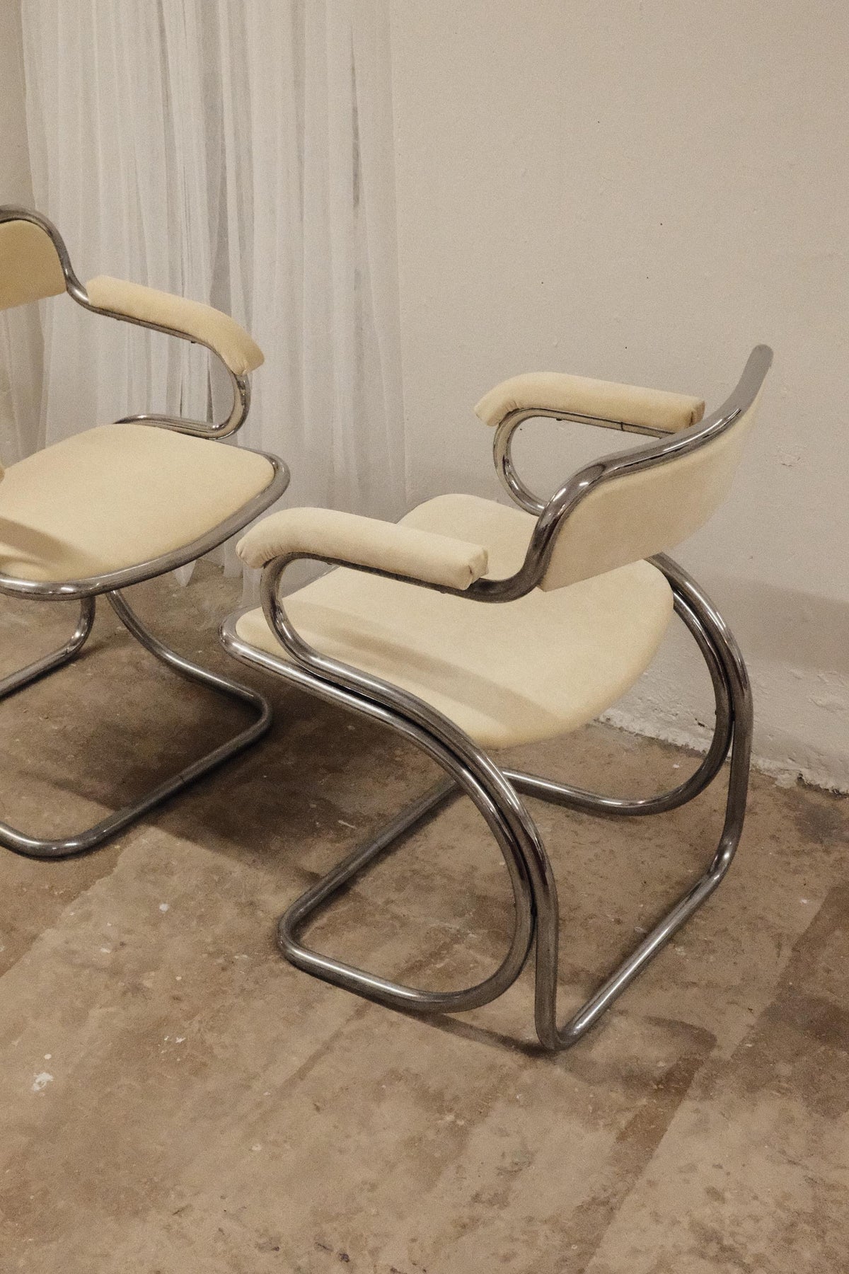 Pair of curved chromed steel chairs, Space Age 1970s