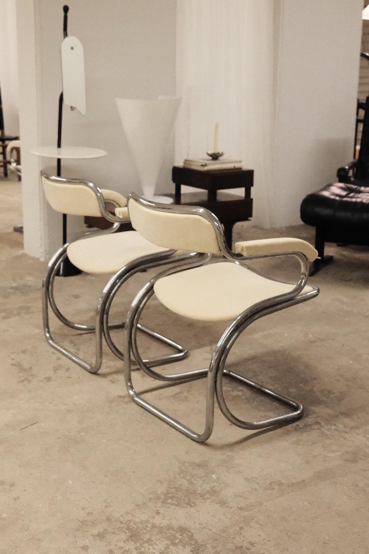Pair of curved chromed steel chairs, Space Age 1970s