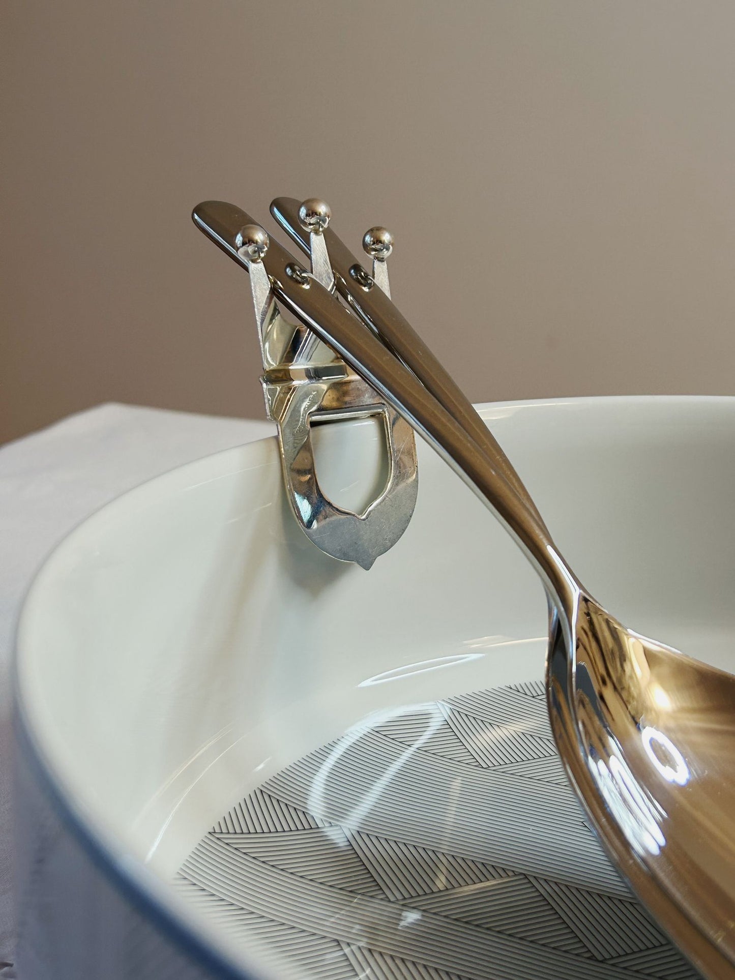 Cutlery rest